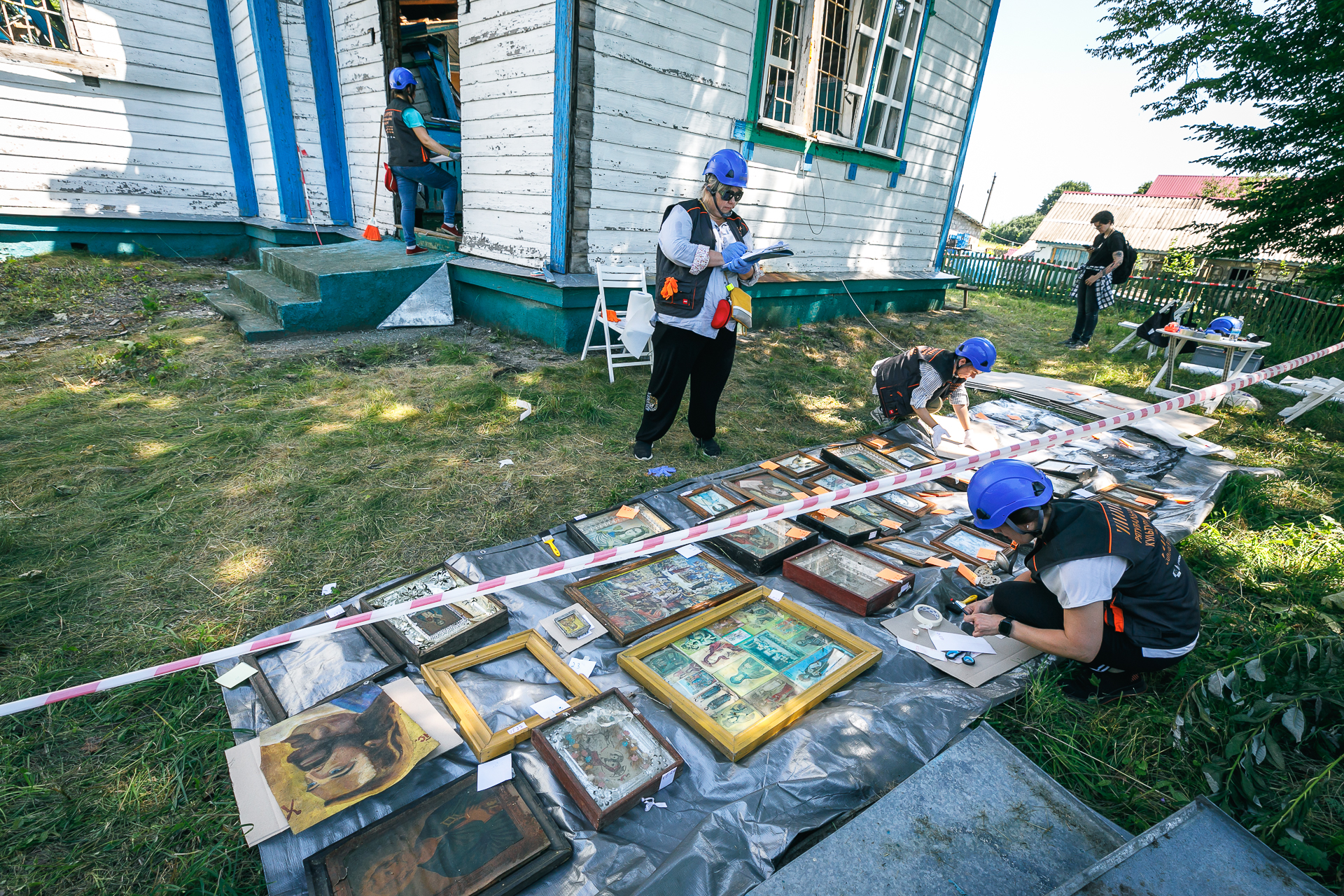 Participants providing first aid measures to the Viazivka church, along with its decorative elements and historic paintings. Credit: ICCROM/Maidan Museum.