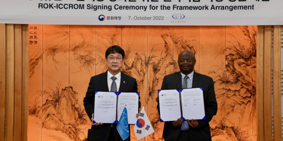 L-R: Mr Eung Chon Choi, Administrator of the Cultural Heritage Administration (CHA), and ICCROM Director-General Dr Webber Ndoro. Photo: The Cultural Heritage Administration of Korea (CHA)